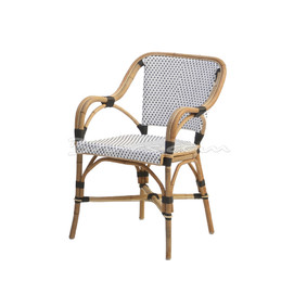 SILLA CON BRAZOS NEGROS RATTAN Y TEJIDO SINTÉTICO