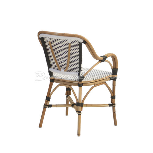 SILLA CON BRAZOS NEGROS RATTAN Y TEJIDO SINTÉTICO