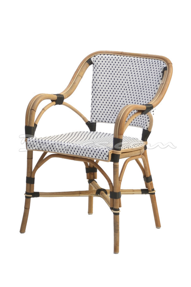 SILLA CON BRAZOS NEGROS RATTAN Y TEJIDO SINTÉTICO