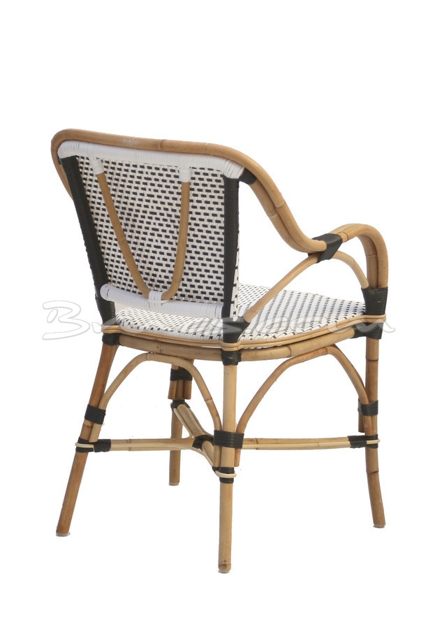 SILLA CON BRAZOS NEGROS RATTAN Y TEJIDO SINTÉTICO