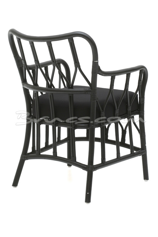 SILLA CON BRAZOS LUZON RATTAN NEGRO C/ COJÍN NEGRO